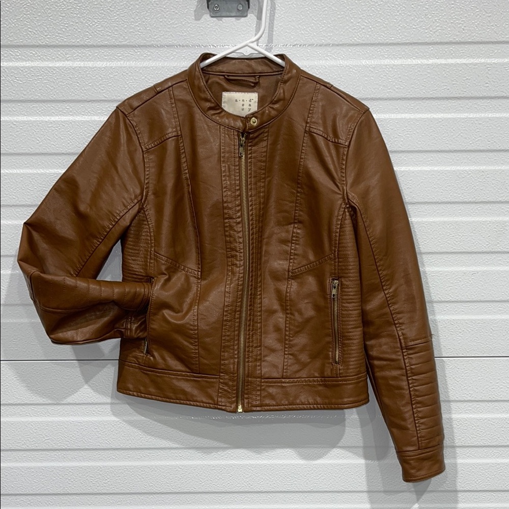Brown Leather Motorcycle Jacket with Stand-Up Collar and Fitted Silhouette